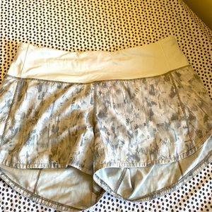 LULULEMON size 6 grey pattern speed up 4” shorts